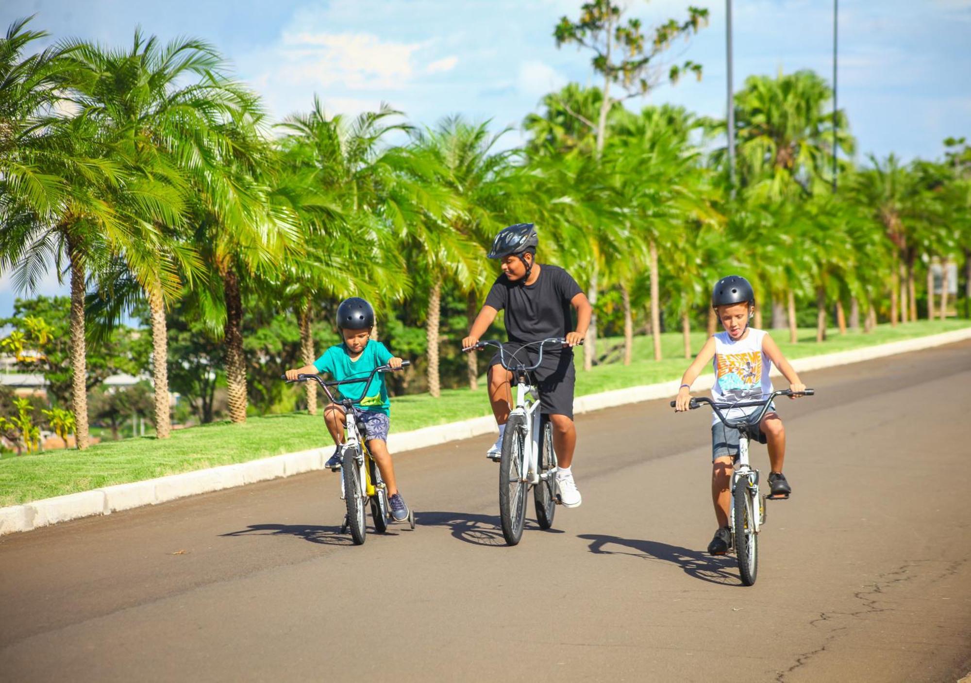 Blue Tree Thermas De Lins Resort Екстер'єр фото Biking at the Dole Cannery