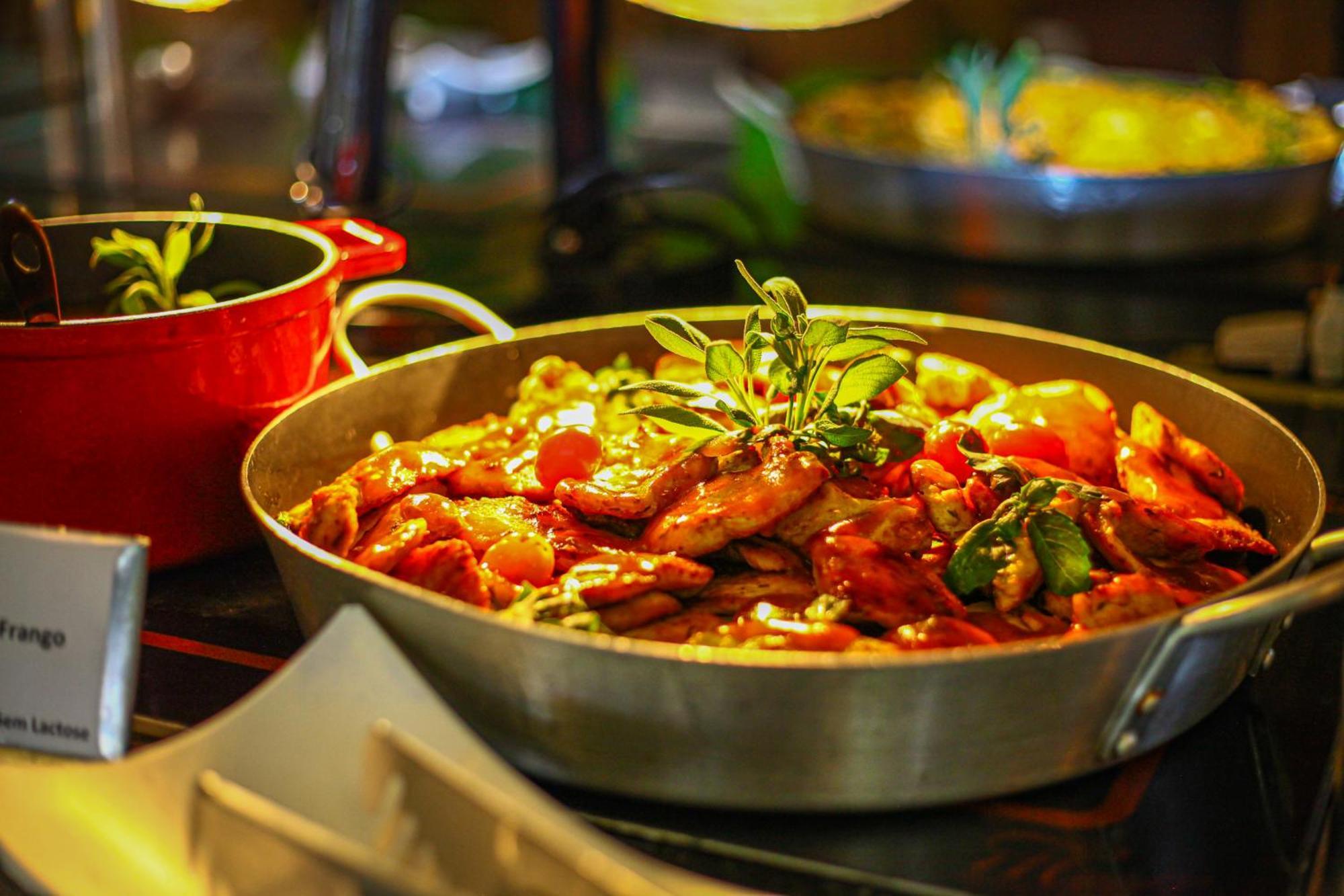 Blue Tree Thermas De Lins Resort Екстер'єр фото A pan of chicken tikka masala