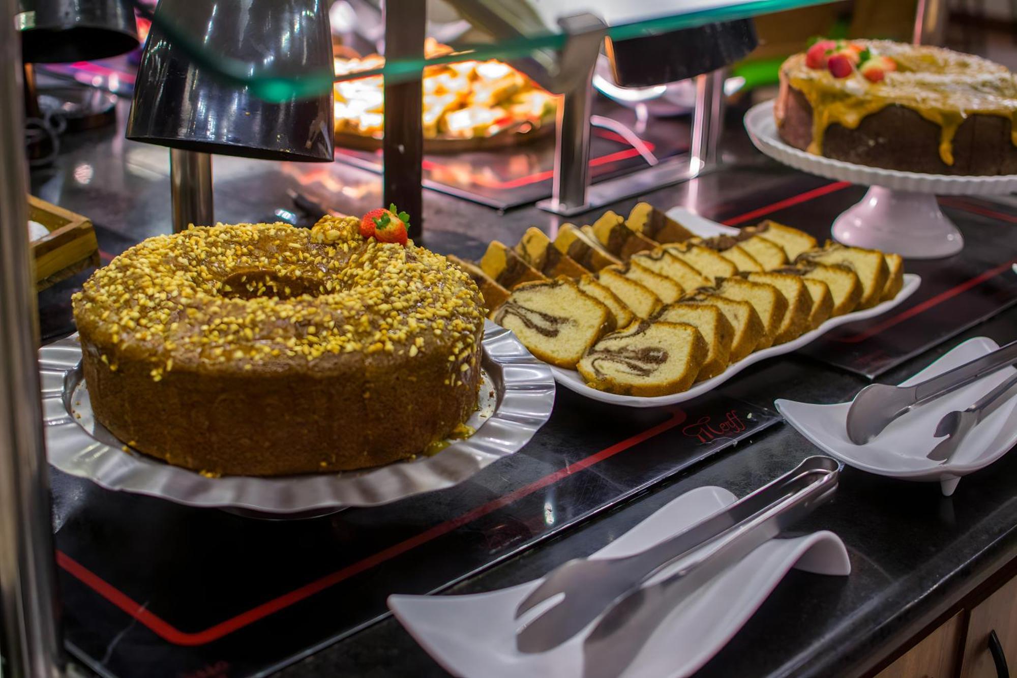 Blue Tree Thermas De Lins Resort Екстер'єр фото A dessert buffet