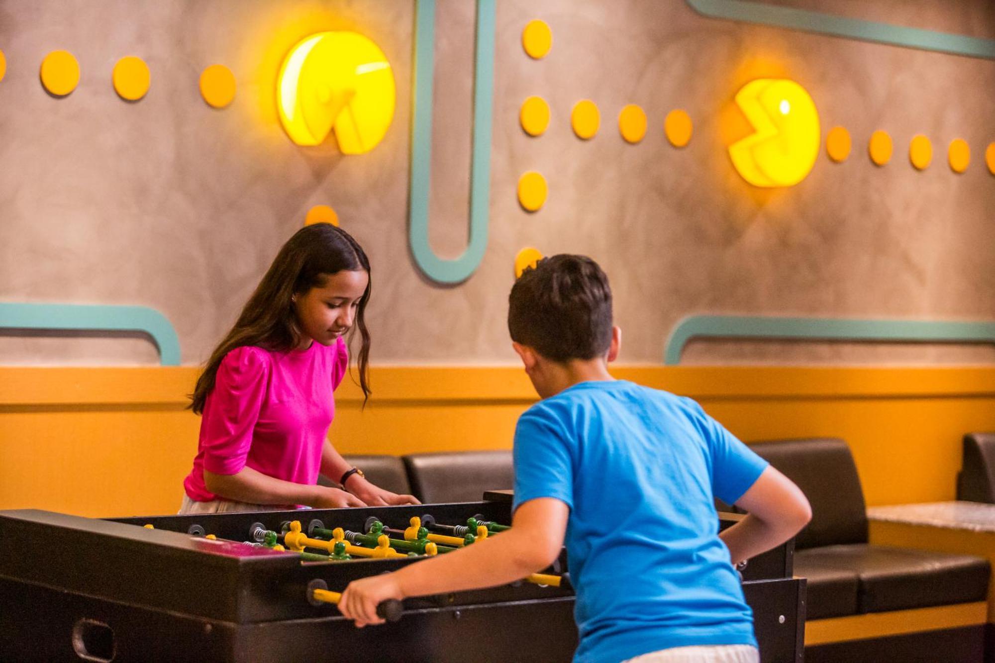 Blue Tree Thermas De Lins Resort Екстер'єр фото Two children playing table football