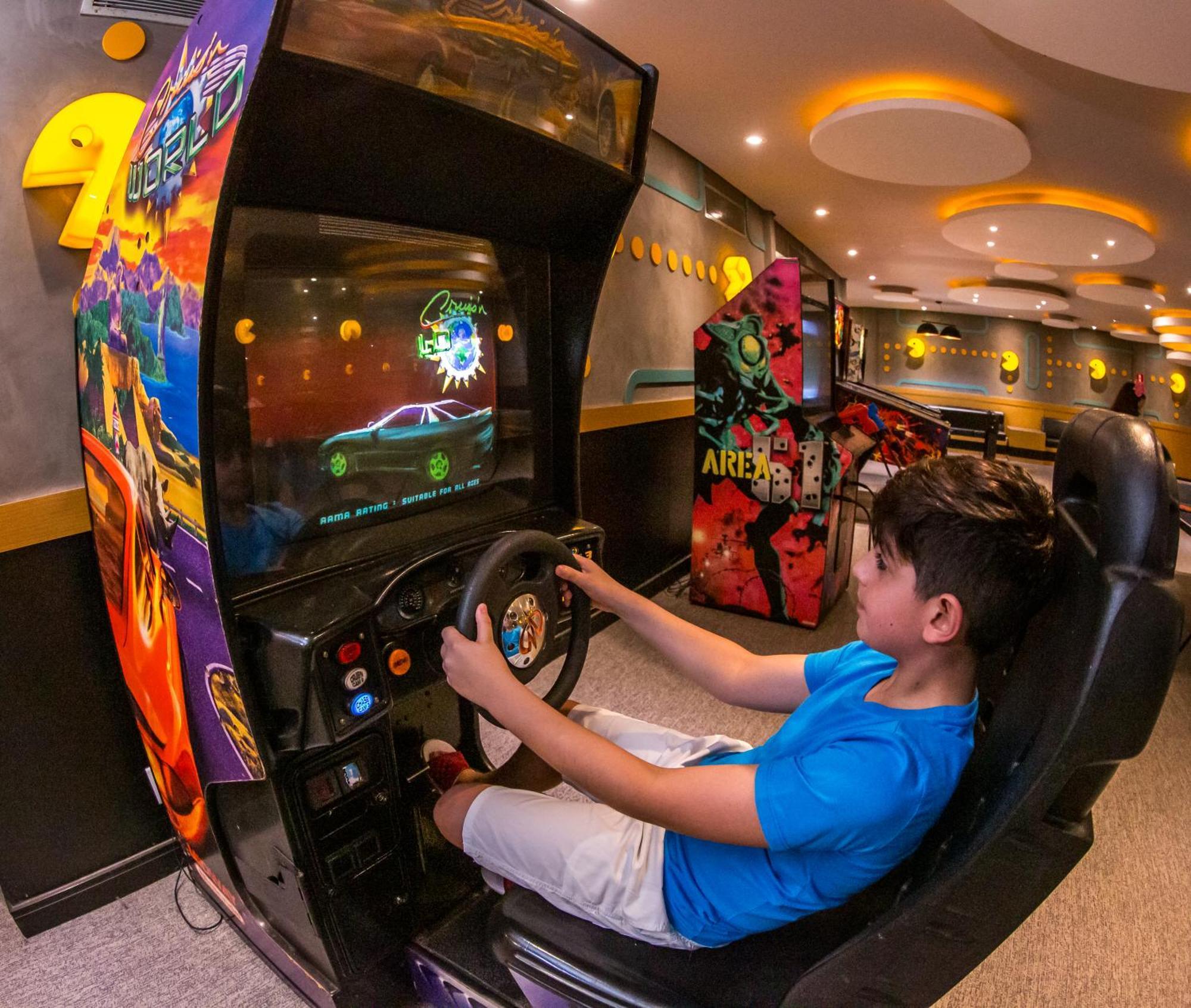 Blue Tree Thermas De Lins Resort Екстер'єр фото A child playing a racing game