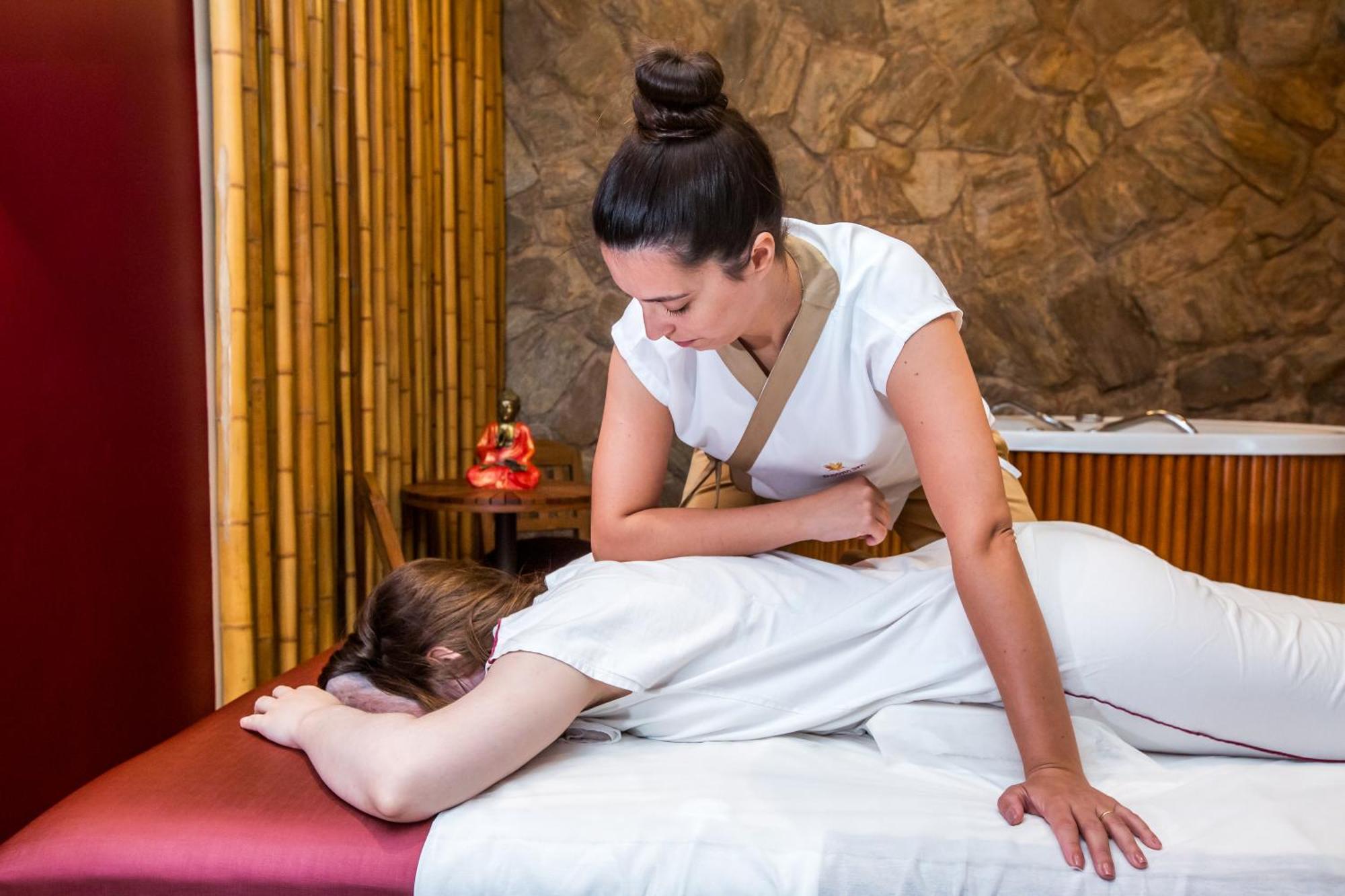 Blue Tree Thermas De Lins Resort Екстер'єр фото Thai massage
