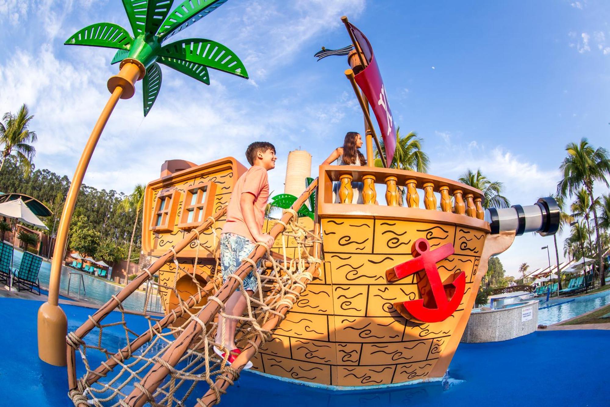 Blue Tree Thermas De Lins Resort Екстер'єр фото The pirate ship at the Splash Zone