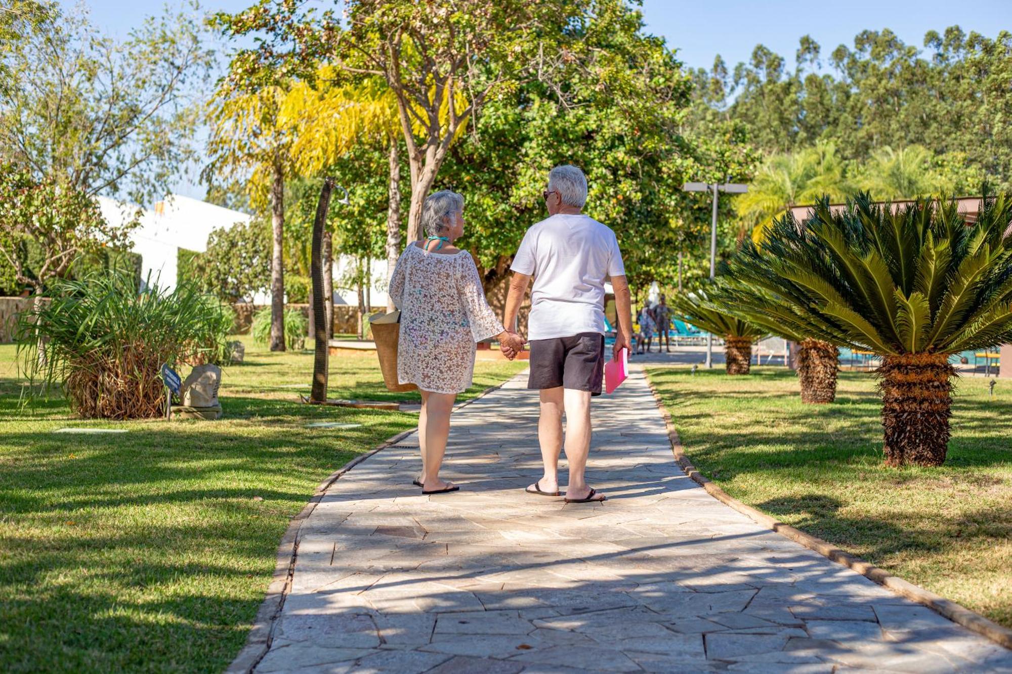 Blue Tree Thermas De Lins Resort Екстер'єр фото A couple walking in a park