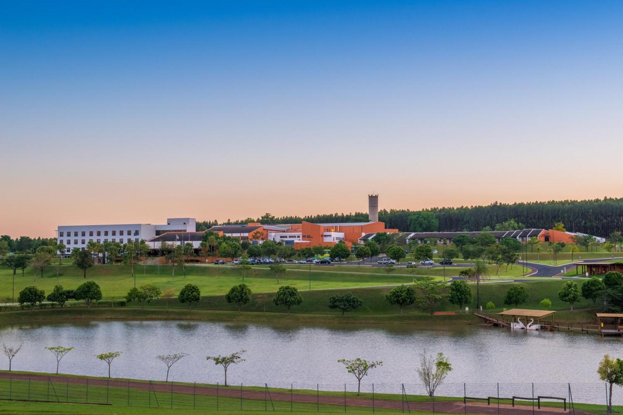 Blue Tree Thermas De Lins Resort Екстер'єр фото View of the campus