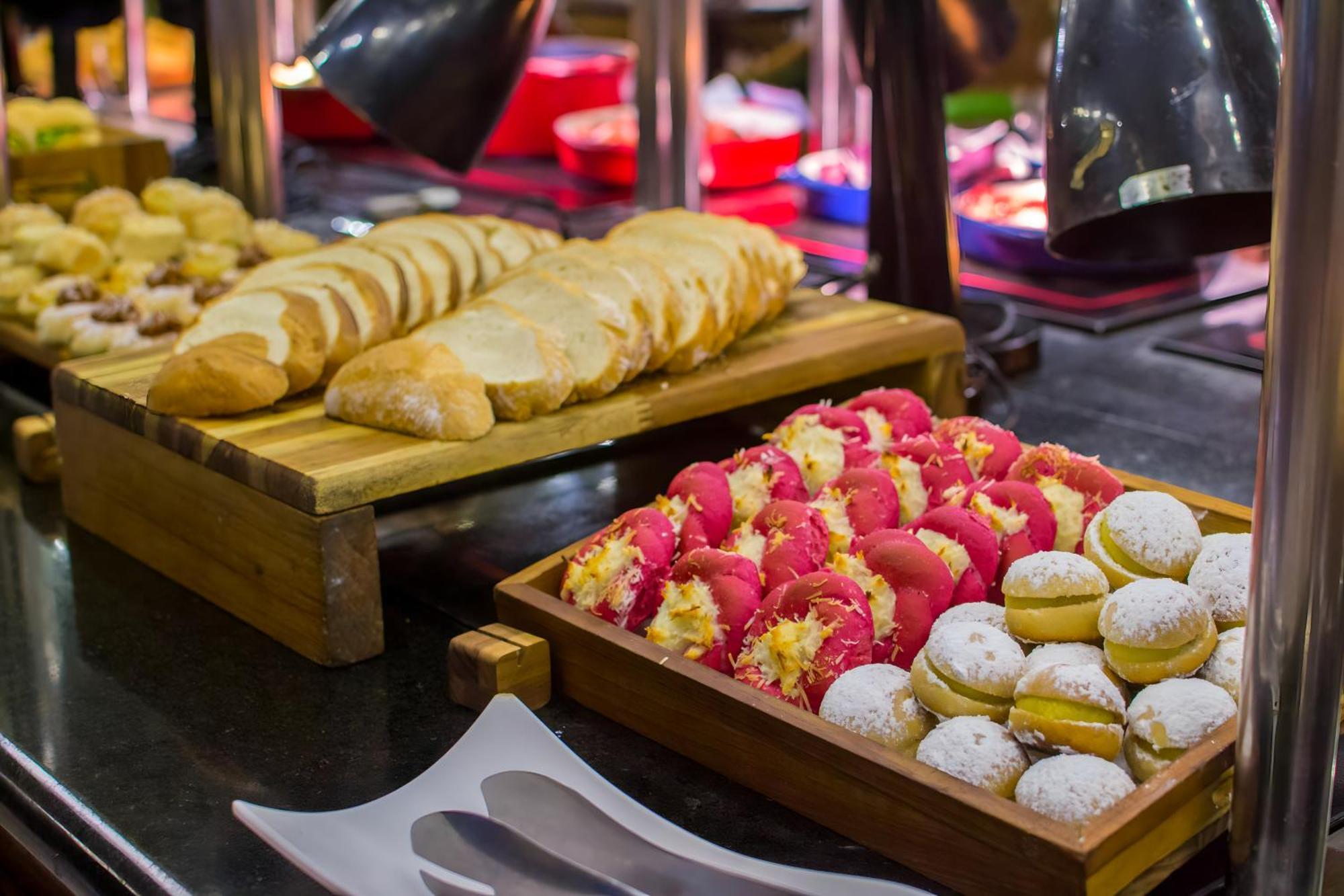 Blue Tree Thermas De Lins Resort Екстер'єр фото A buffet at a hotel