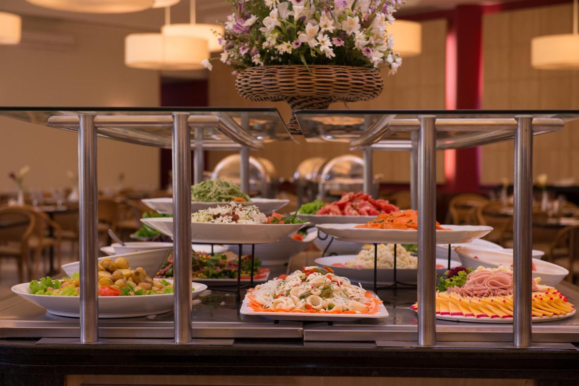 Blue Tree Thermas De Lins Resort Екстер'єр фото A buffet at a hotel