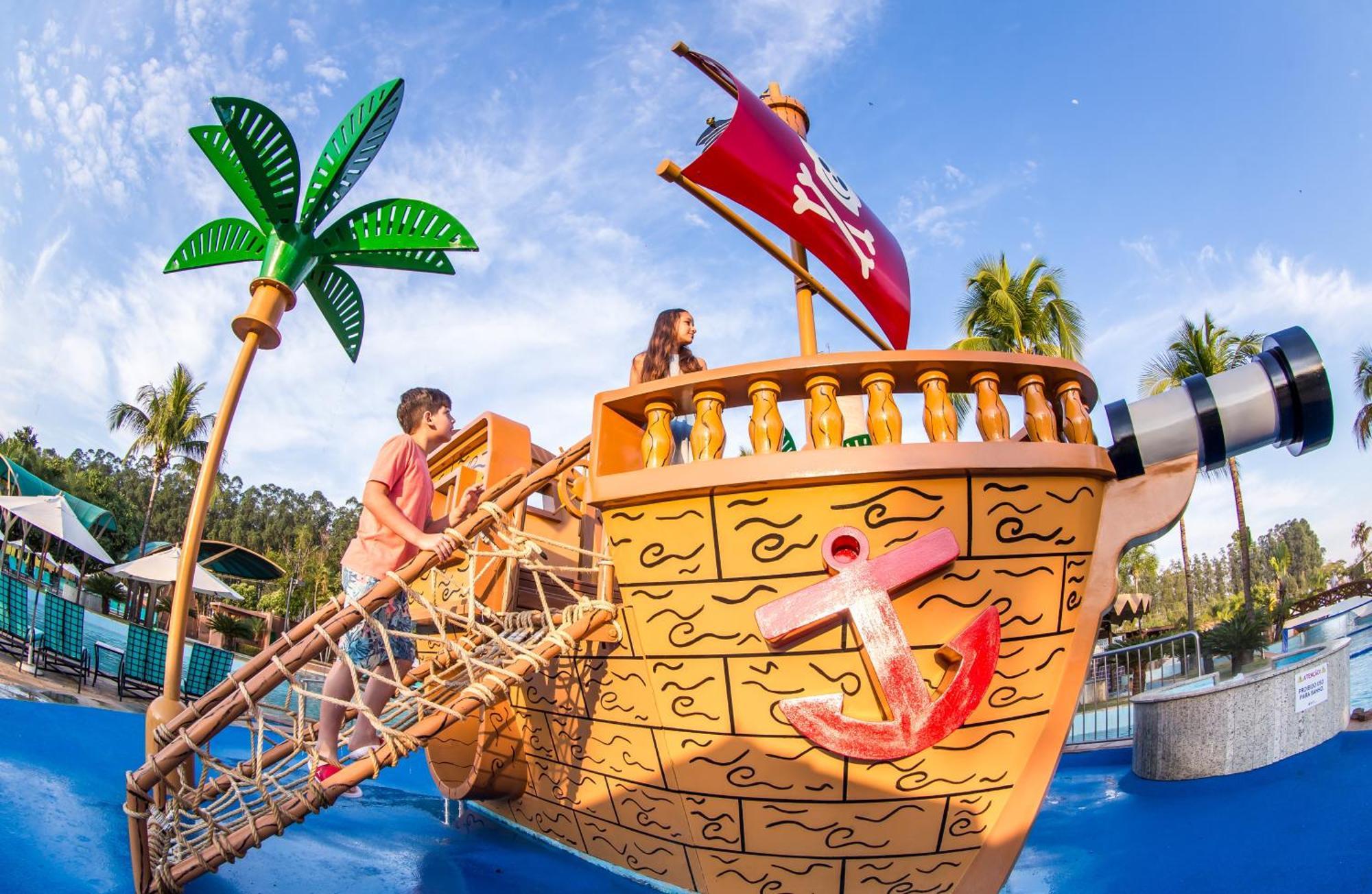 Blue Tree Thermas De Lins Resort Екстер'єр фото The pirate ship at Wet'n'Wild